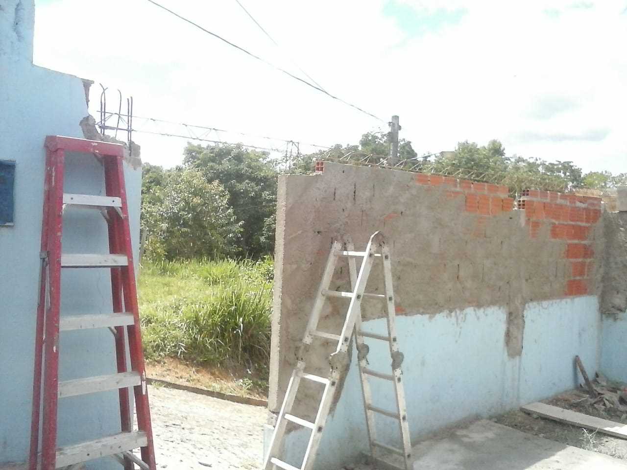 A Secretaria de Educação iniciou a construção do muro do terreno lateral na Creche Gracinha Loureiro